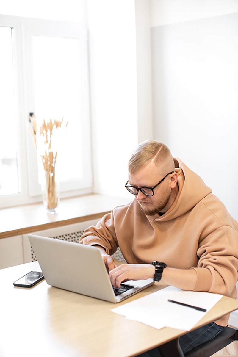 homme faisant son cv